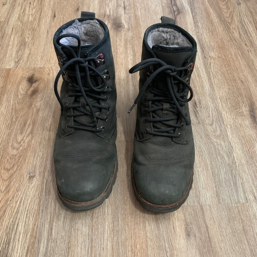 UGG Hannen boots in waterproof black leather w/ shearling lining - size 9 mens